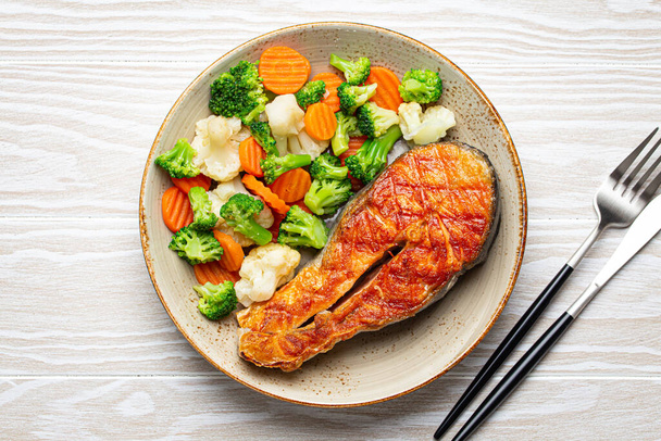 Grilovaný lososí steak se zeleninovým salátem shora - Fotografie, Obrázek