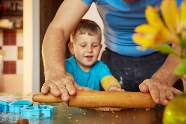 父の日の概念。父と息子は一緒に家でクッキーを焼く.自家製ベーキング。家族の時間だ。選択的フォーカス。休日のコンセプト - 写真・画像