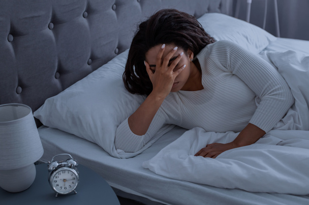 Femme noire souffrant d'insomnie couvrant le visage - Photo, image