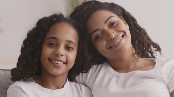 幸せな女性世代。屈託のないリラックスしたアフリカ系アメリカ人の母親と娘のポートレートを閉じます - 映像、動画