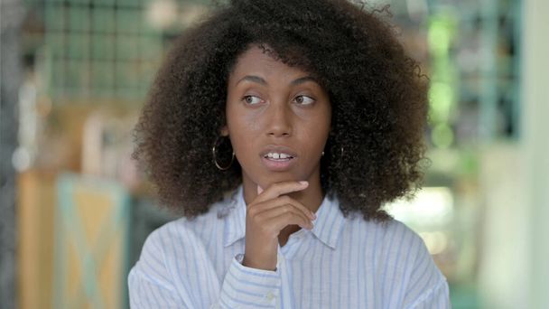 Fiatal afrikai nő gondolkodik valami  - Fotó, kép