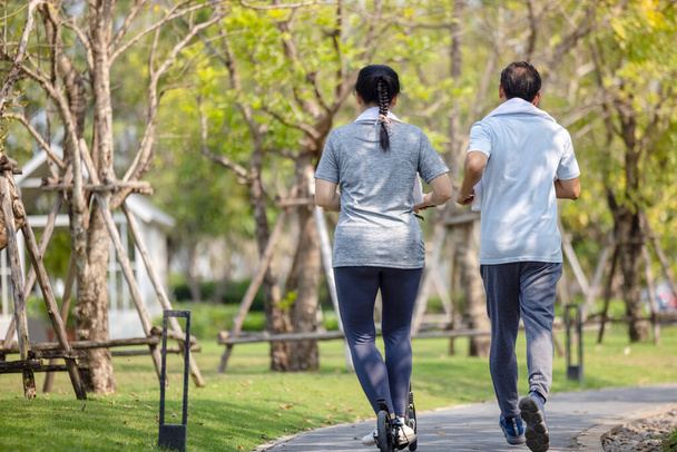 Pár edzés és testmozgás robogóval együtt a szabadban a parkban - Fotó, kép