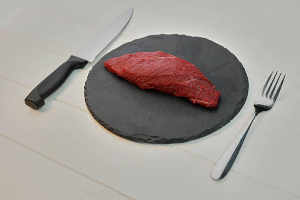 Surowy niegotowany stek filetowy na talerzu. - Zdjęcie, obraz