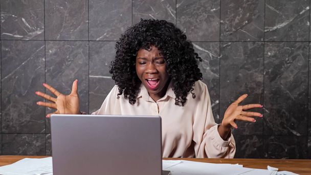 Злая чернокожая деловая женщина с вьющимися волосами кричит на рабочих - Фото, изображение