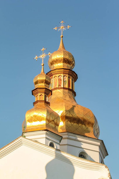 Kyiv Pechersk Lavra, Details der Außenseite der inneren Gebäude und Kathedralen, und der Park. - Foto, Bild