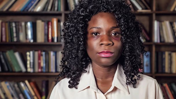 Portret Afroamerykanki z siniakami. Koncepcja przemocy domowej - Zdjęcie, obraz