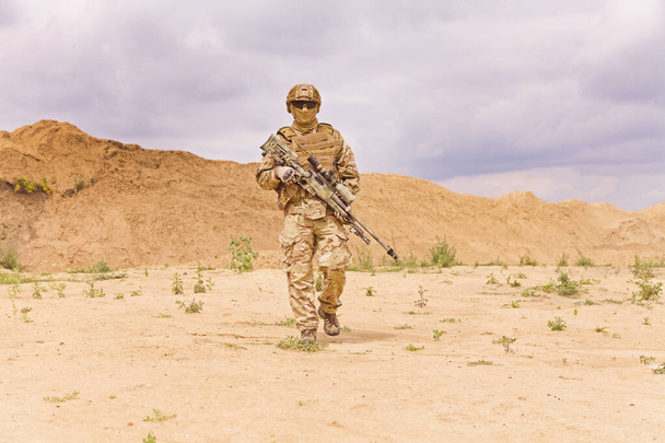 Πλήρως εξοπλισμένος και οπλισμένος στρατιώτης των ειδικών δυνάμεων - Φωτογραφία, εικόνα