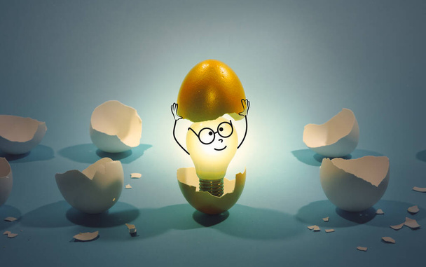 Eine Glühbirne mit lustigem Gesicht im goldenen Ei. Das Konzept einer neuen Idee. - Foto, Bild