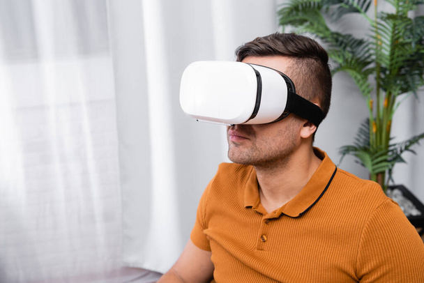 young man gaming in vr headset at home - Foto, Imagen