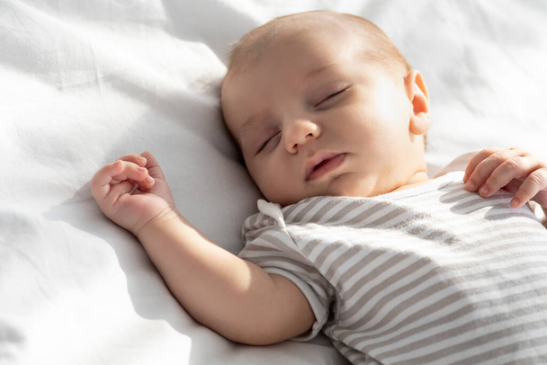 Primer plano retrato de adorable lindo bebé durmiendo en la cama - Foto, Imagen