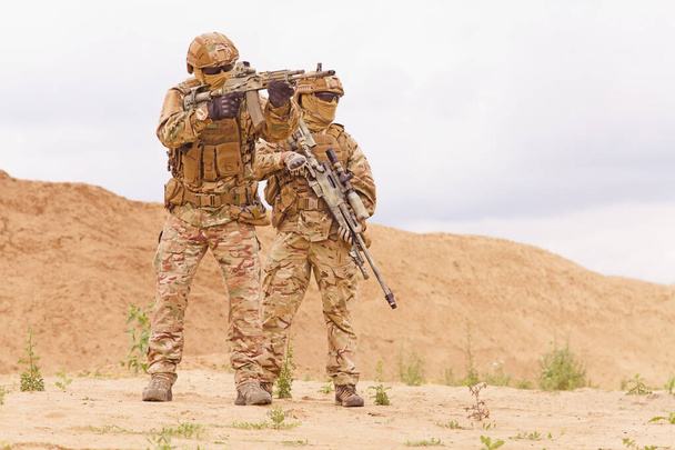 砂漠の二人の特殊部隊狙撃手. - 写真・画像
