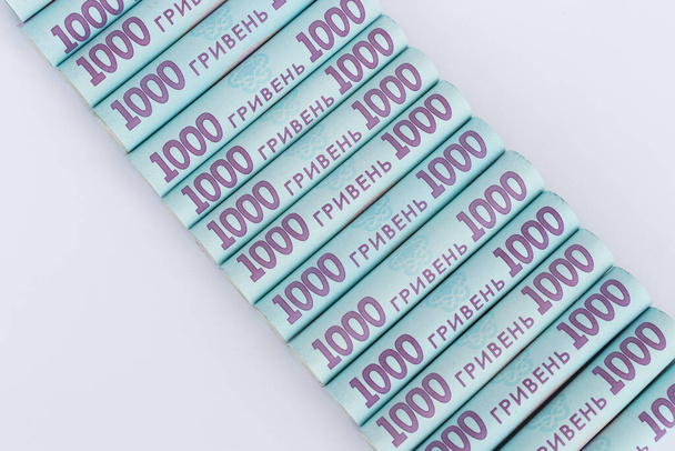 Украинская 1000 гривен. 1000 банкнот на белом фоне. - Фото, изображение