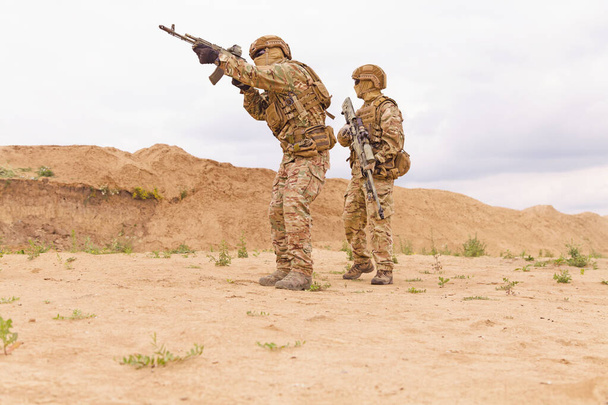 Вооруженные и экипированные два солдата спецназа - Фото, изображение