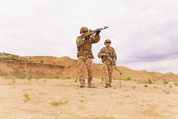 Солдат спецназа на поле боя - Фото, изображение