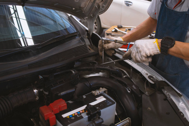 механік перевіряє автомобіль в центрі обслуговування ремонту автомобілів з м'яким фокусом і світлом у фоновому режимі
 - Фото, зображення