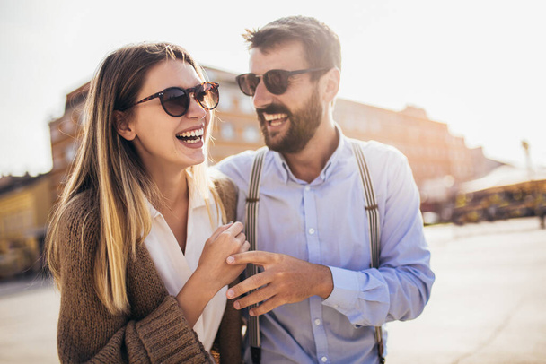 Para zakochanych spacerów obejmująca ulicę na romantycznej wycieczce - Zdjęcie, obraz