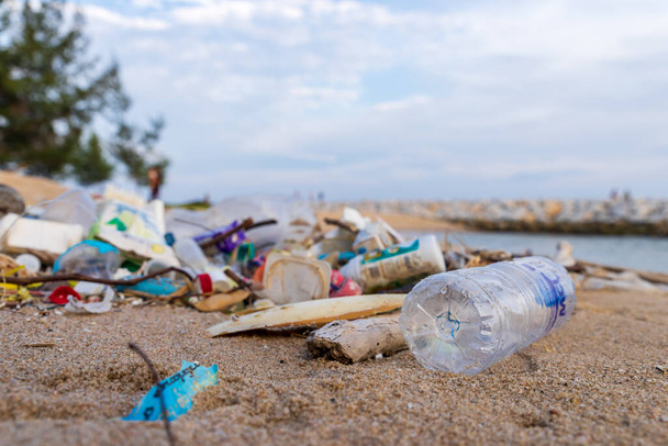 Szemét a parton. Mocskos homokos tenger. Szemét a parton. műanyag palack. Szeresd a világot.. - Fotó, kép