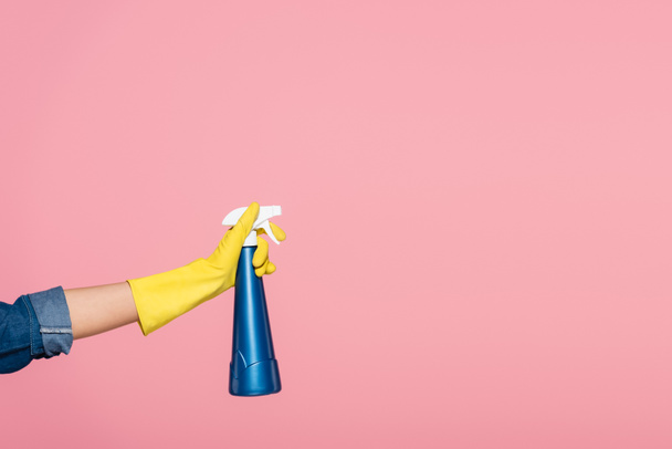 Vista cortada da mulher em luva de borracha segurando detergente isolado em rosa - Foto, Imagem