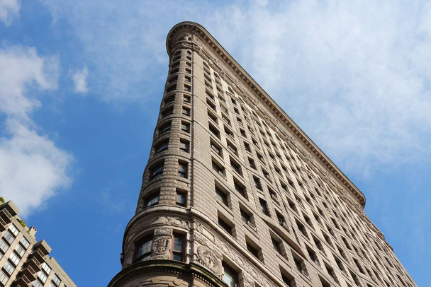 NEW YORK, USA - JULY 3, 2013: Flatiron Building in New York. Flatiron is one of the most recognizable buildings in NY and is considered National Historic Landmark. - Zdjęcie, obraz