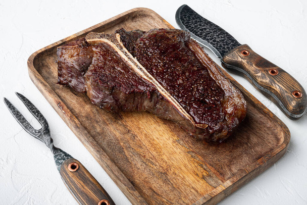 Száraz érlelt grill Porterhouse steak T-bone szett, fából készült tálcán - Fotó, kép