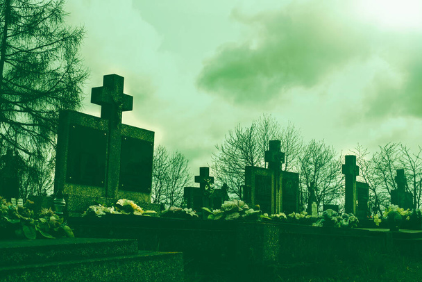 Lápidas en el cementerio.Nubes en el fondo.Foto de alta calidad. - Foto, Imagen