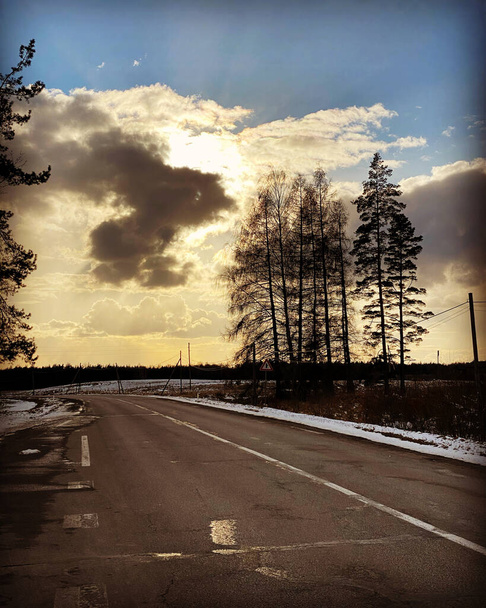 schöne Sonne aufgehenden Himmel mit asphaltierten Autobahnen Straße in der ländlichen Szene verwenden Landverkehr und Reisen Hintergrund, Hintergrund. Frühlingslandschaft - Foto, Bild