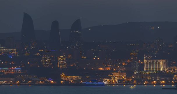 Zmierzch nad Baku. Światła Baku - Zdjęcie, obraz