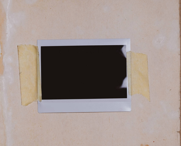 Eski kağıt arkaplanda grafik tasarımcıları için şablon olarak izole edilmiş selobant ile boş fotoğraf çerçevesi - Fotoğraf, Görsel