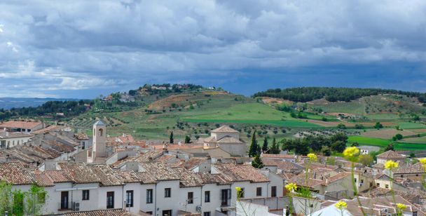 Panoramiczny widok na wioskę Chinchon, Wspólnota Madrytu, Kastylia-La Mancha, Hiszpania. Dramatyczne burzliwe niebo nad podmiejską scenerią - Zdjęcie, obraz