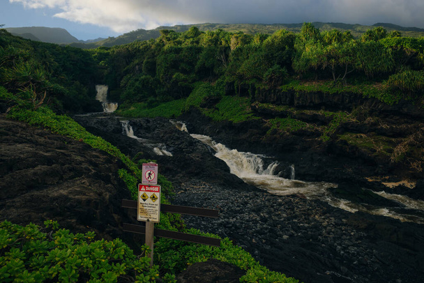 Ohe'o Gulchの劇的な一連の滝は、ハワイ州マウイ島キパフラナショナルパークのハレアカラ国立公園の橋の下の岩をカスケードダウンさせます。高品質の写真 - 写真・画像