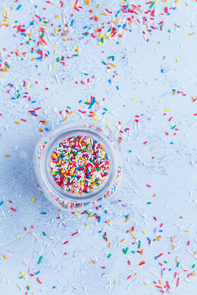 Värikäs sokeri sprinkles leivontaan jäinen sävy - leivonta käsite - Valokuva, kuva