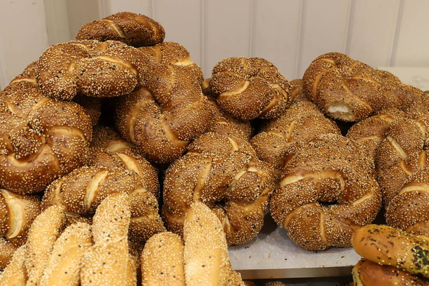 Ψωμί και ψημένα προϊόντα πωλούνται στο μπακάλικο. Φρέσκο αρωματισμένο ψωμί στον πάγκο του καταστήματος  - Φωτογραφία, εικόνα
