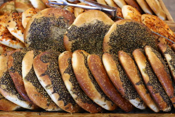 Leipää ja leivonnaisia myydään ruokakaupassa. Tuore maustettu leipä myymälän tiskillä  - Valokuva, kuva