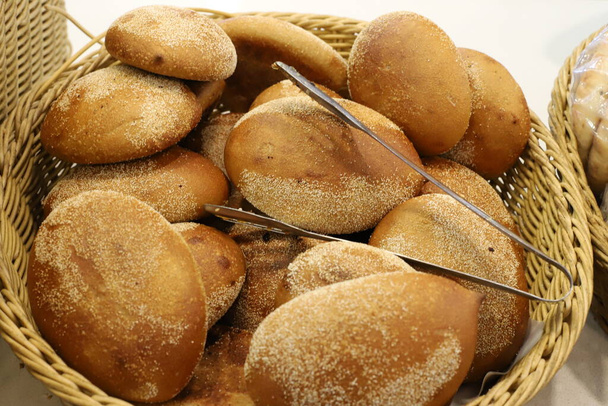 Ekmek ve pişmiş yiyecekler bakkalda satılır. Dükkandaki tezgahta taze aromalı ekmek var.  - Fotoğraf, Görsel