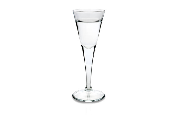 grappa lub wódka w kieliszku szklanym wyizolowanym na białym - Zdjęcie, obraz