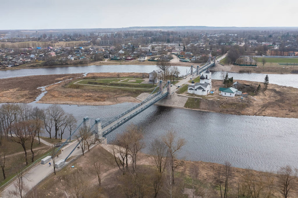 Pskov bölgesindeki Ostrov kasabasında eşsiz bir zincir köprü. Bölgesel Rusya Turizm Merkezi. - Fotoğraf, Görsel