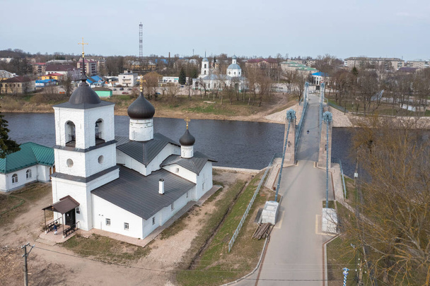 ユニークなチェーン橋とPskov地域のOstrovの町の聖ニコラス教会のドローンビュー. - 写真・画像