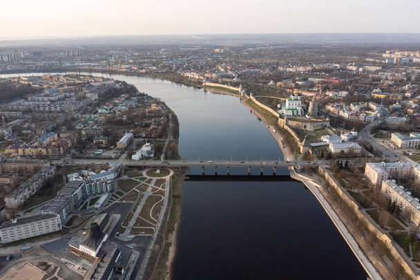 Luchtfoto naar het centrale deel van Pskov. De Grote Rivier en de belangrijkste bezienswaardigheden. - Foto, afbeelding