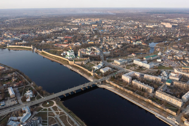 Widok z powietrza na centralną część Pskowa, zapraszamy do Rosji, centrum turystyczne rosyjskiego miasta. - Zdjęcie, obraz