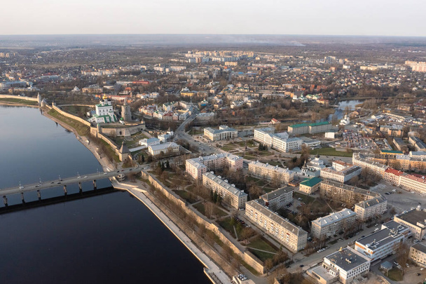 Pskov 'un merkezindeki hava görüntüsü. Büyük Nehir ve ana eğlence.. - Fotoğraf, Görsel
