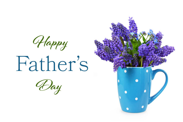 Tarjeta del Día de los Padres con flores de muscari en la taza aislada sobre fondo blanco - Foto, Imagen