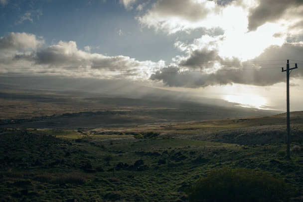 Kohala Mountain Road se curva alrededor de las tierras de cultivo de hasta el país, Big Island, Hawaii. Foto de alta calidad - Foto, imagen