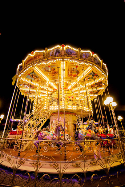 Carrousel pour enfants dans un parc d'attractions le soir et la nuit. parc d'attractions la nuit. parc d'attractions, photo pour le fond. - Photo, image