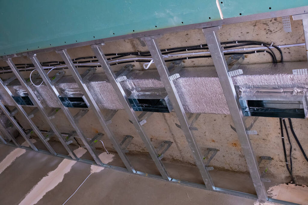 Ventilación abierta gris con soportes de hierro en un sitio de construcción. - Foto, Imagen