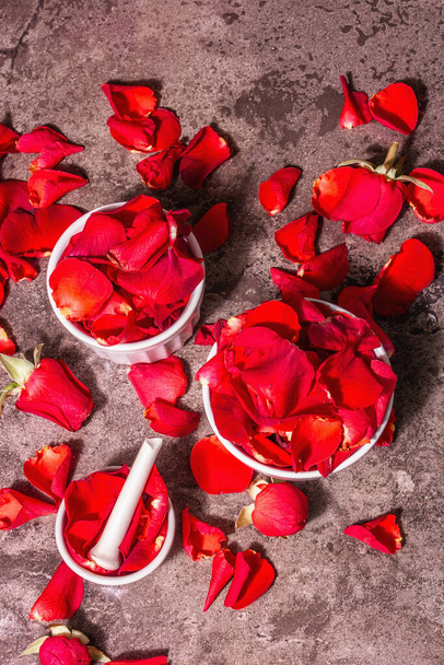 Трояндова вода з пелюстками троянд. Виготовлення органічних троянд для приготування Керала Індія. Суттєва олія, ароматерапія, релаксація спа, косметична концепція. Сучасне жорстке світло, темна тінь. Кам "яний фон - Фото, зображення