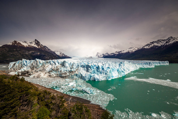 Vista incrível do glaciar Perito Moreno, geleira de gelo azul em Los Glaciares National Park, Santa Cruz, sul da Patagônia, Argentina, América do Sul. - Foto, Imagem
