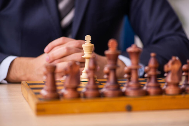 Jovem empregado masculino jogando xadrez no local de trabalho - Foto, Imagem