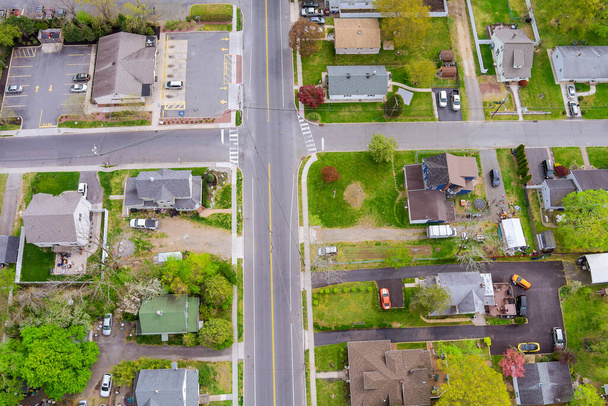 Panoraama korkeudesta amerikkalainen pikkukaupunki maaseudulla näkymä kattojen - Valokuva, kuva