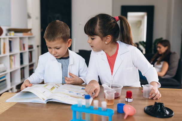 children do chemical experiments at home - Φωτογραφία, εικόνα