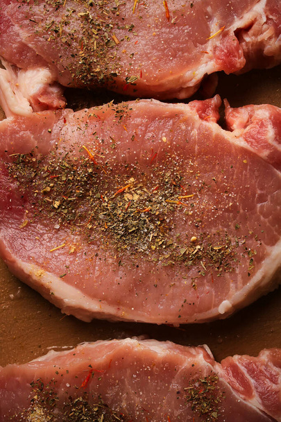 veal steak on a cutting board. veal steak with spices on a plastic cutting board. raw veal steak with spices. close-up photo. raw veal steak on a cutting board. - Photo, Image